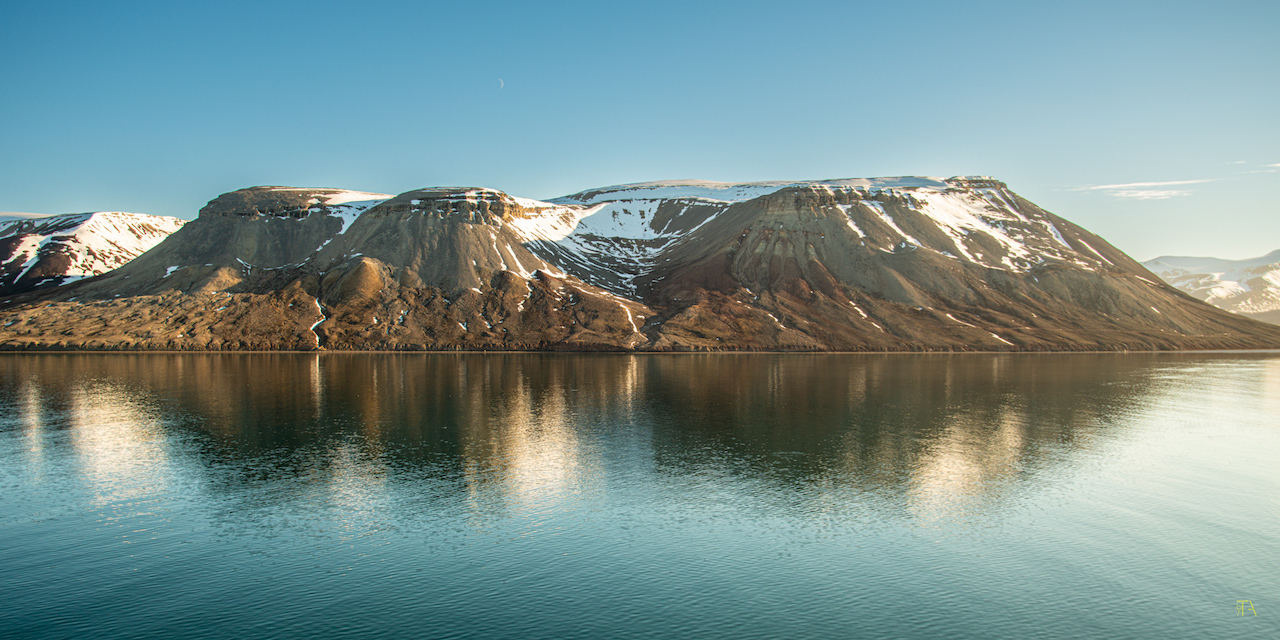 Spitzbergen at Midnightsun with the Moon​